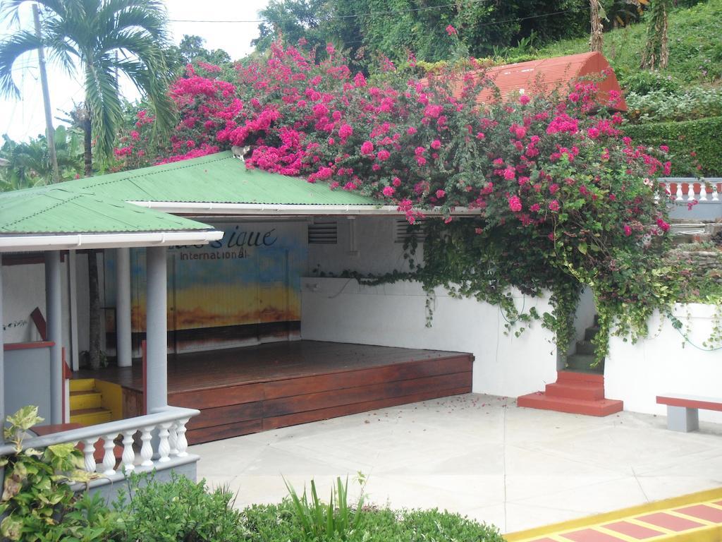 Classique International In Dominica Marigot Buitenkant foto