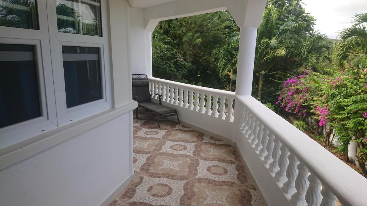 Classique International In Dominica Marigot Buitenkant foto